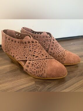 Carlos by Carlos Santana Dusty Rose Laser-Cut Suede Mules - Size 8.5